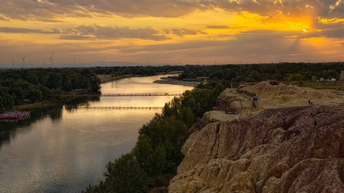 五彩滩夕阳，金色天空映在额尔齐斯河上